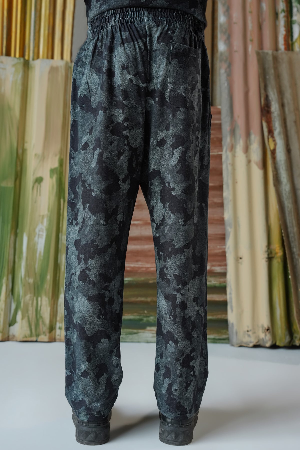 Camouflage Contrast Branding Trousers - Black