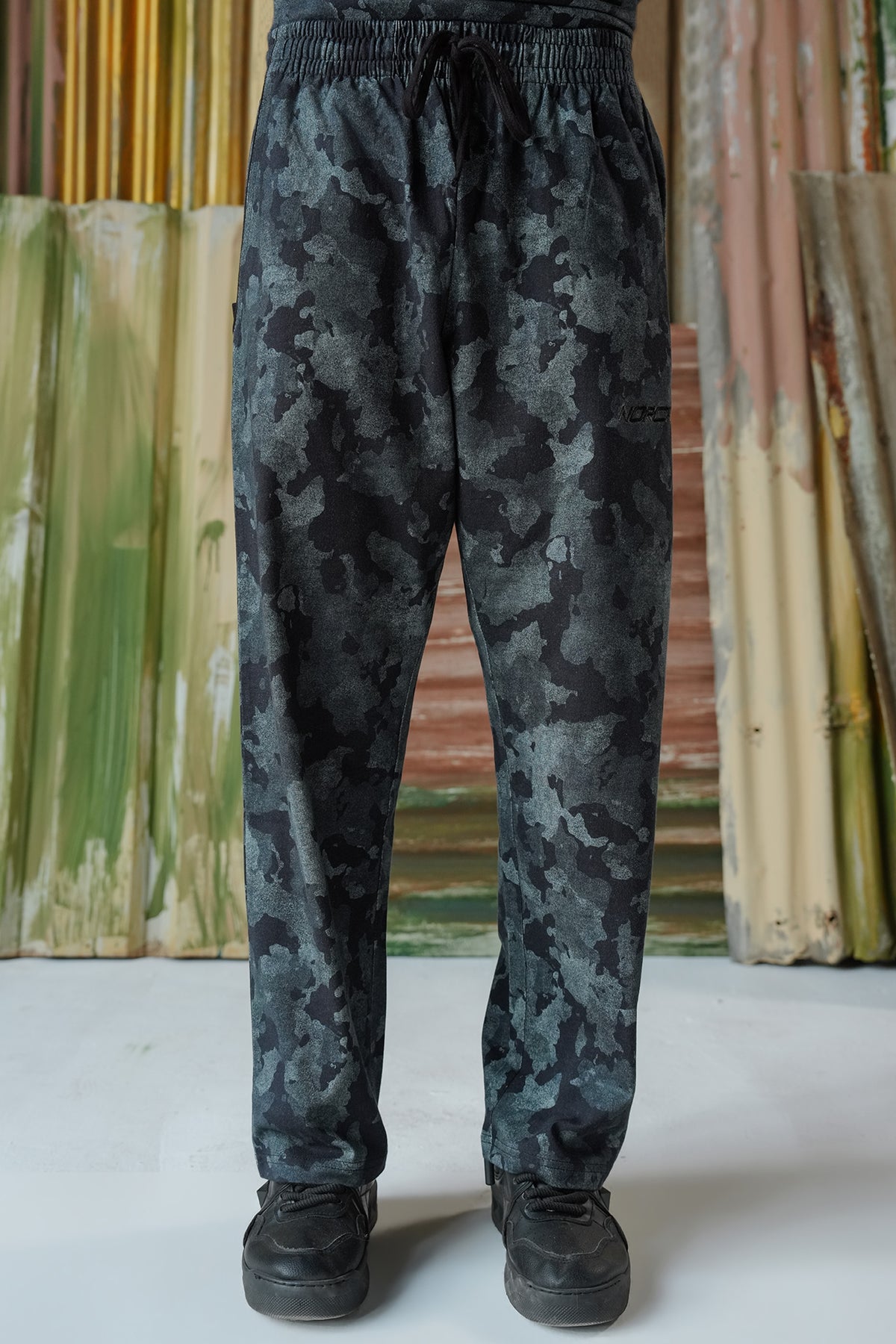 Camouflage Contrast Branding Trousers - Black