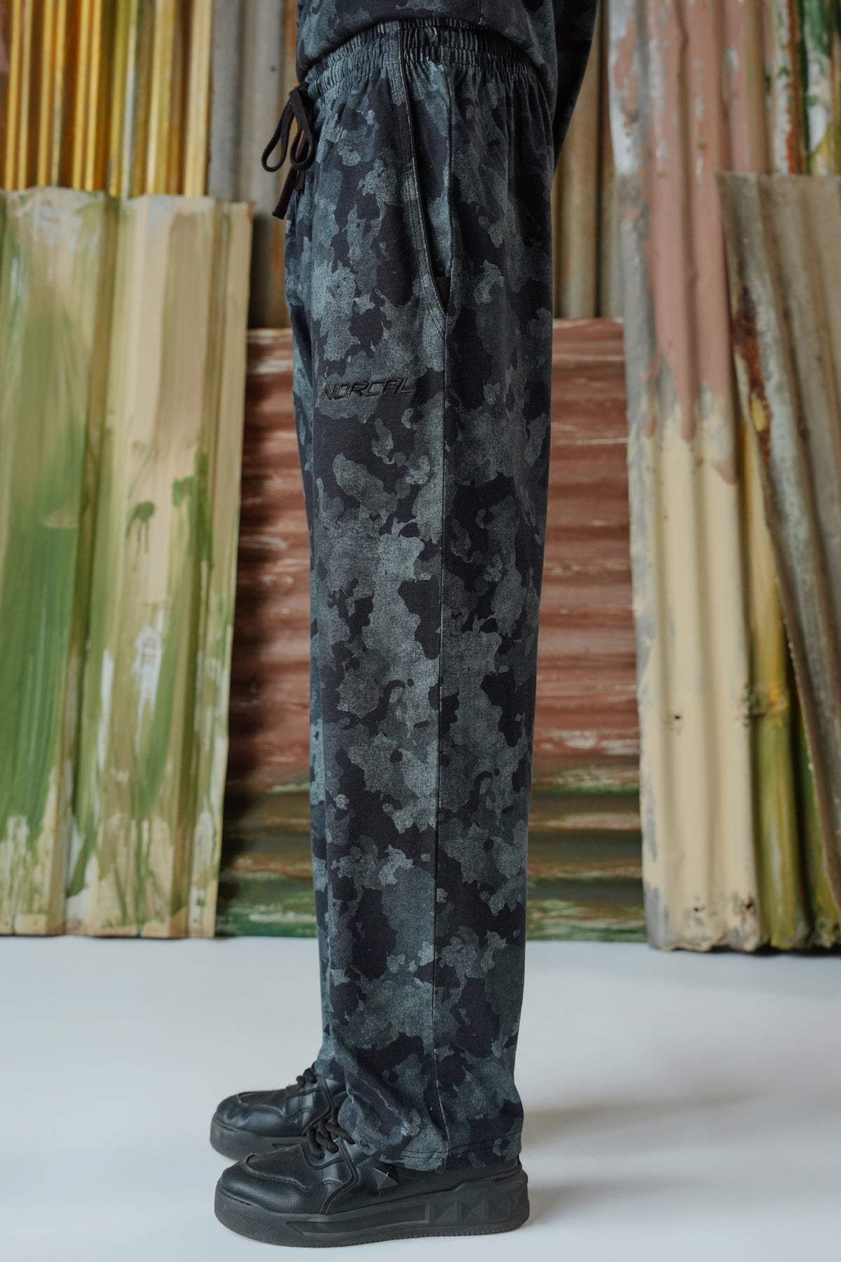Camouflage Contrast Branding Trousers - Black
